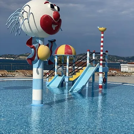 Family & Outside Pool & Sea View *